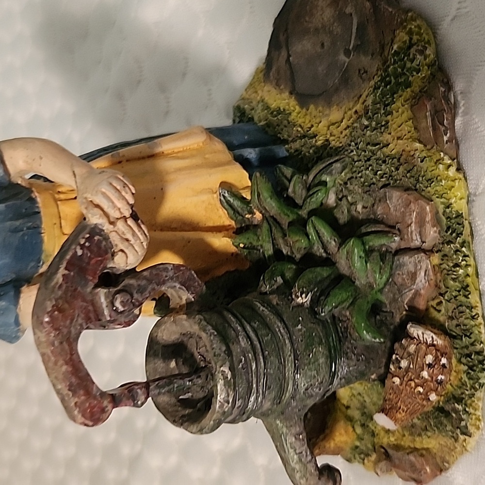 Vintage 5" Ceramic Girl Gathering Water - Picture 4 of 4